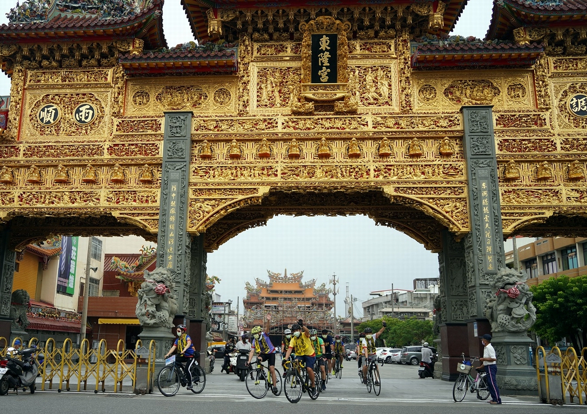 ▲大鵬灣產業聯盟發起「屏東迎王、千里騎福」活動，一群在地青年計畫以7天時間騎鐵馬環島宣傳屏東迎王，今（11日）一早從東港鎮東隆宮熱血出發。（圖／屏東縣政府提供, 2021.09.11）