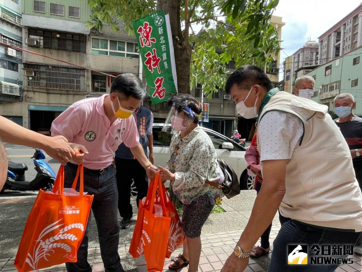 ▲新北市議員陳科名（穿粉紅衣服）今日發送3500台斤的白米，給新莊區8個里的中、低收入戶。（圖／記者陳志仁攝，2021.09.11）