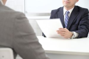 面試官。(示意圖,圖中人物與本文無關/翻攝photoAC) ▲面試「42K感受差or35K超重用」難抉擇?眾點關鍵。(示意圖,圖中人物與本文無關/翻攝photoAC)