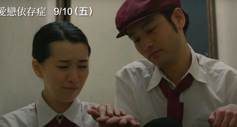 ▲▼片中,荻田忠利(上圖)病倒,太太行平愛佳(下圖左)外出打工竟外遇同事。(圖/暗光鳥電影)