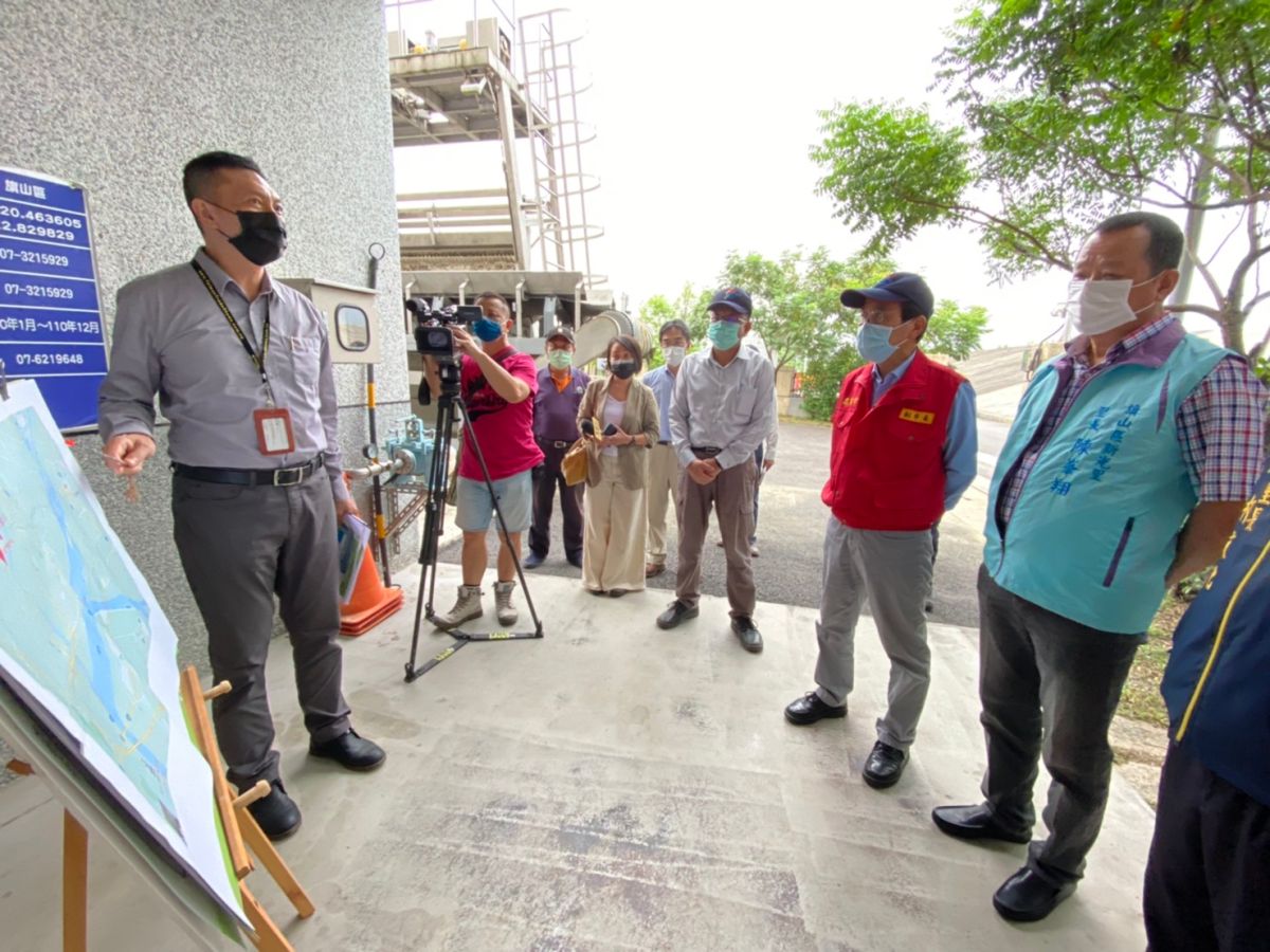 ▲為因應璨樹颱風進逼，高雄市副市長林欽榮特別前往視察旗山區溪洲抽水站等易淹水點，並指示水利局團隊，要迅速反應災情。(圖／高市府水利局提供) 

