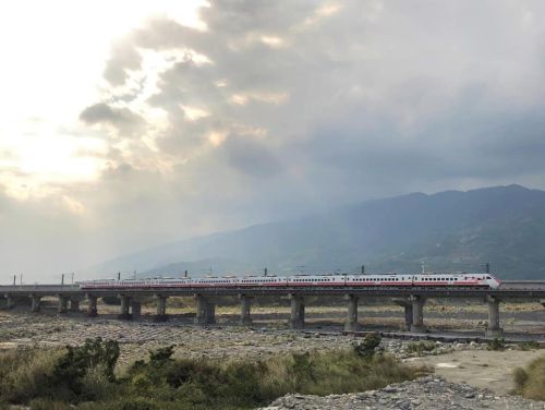 山陀兒颱風來襲！台鐵加開自強號「花蓮到新左營」全車自由座疏運
