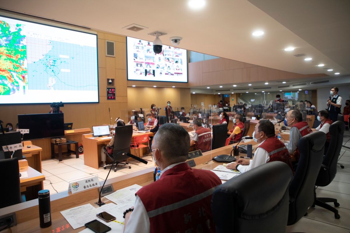 ▲新北市長侯友宜指示災害應變中心，與基隆、台北市政府保持密切討論，若達停班課標準，盡快做出決定，及早告知民眾。（圖／新北市政府提供）