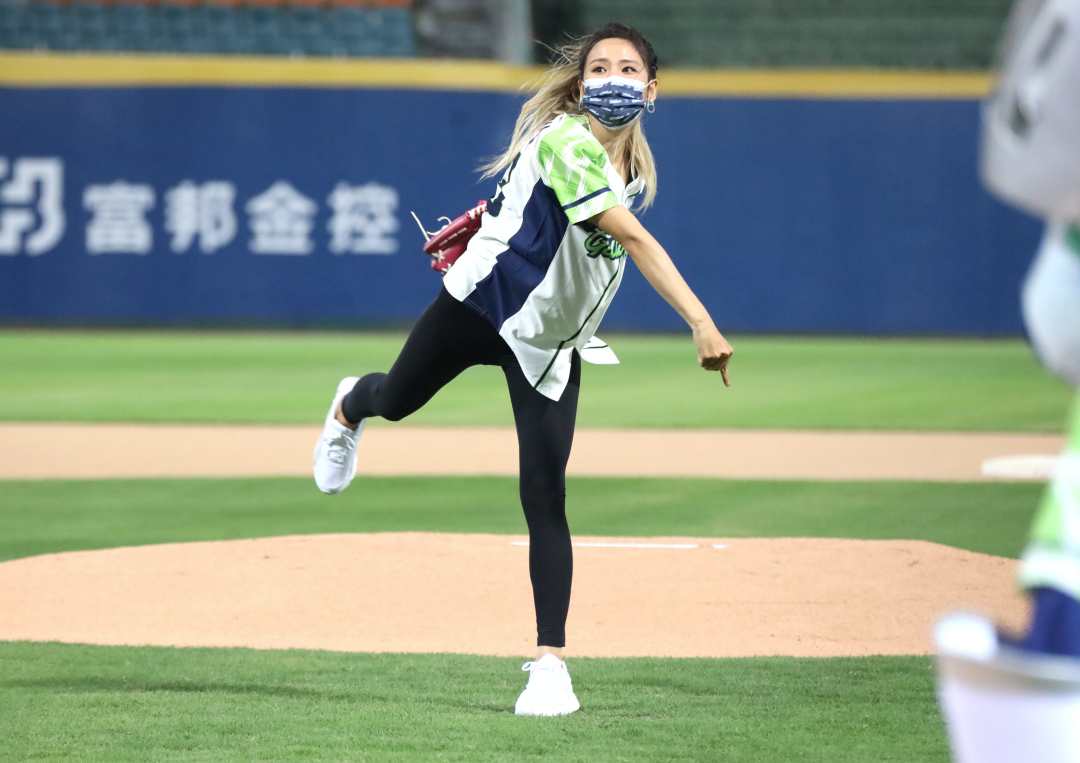 ▲吳汶芳為富邦開球。（圖／富邦提供）