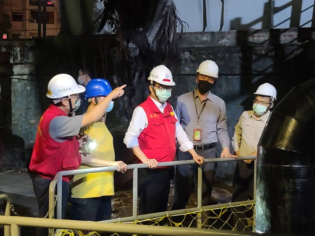 ▲中度颱風「璨樹」逼近，高雄市長陳其邁在今（11）日晚上到七賢抽水站，了解排水抽水運作狀況。（圖／高雄市政府水利局提供）