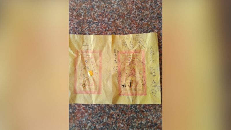 女直播主被 畫符下咒 廟公一看金紙臉綠急勸 別落單 新奇 Nownews今日新聞 女直播主被 畫符下咒 廟公一看金紙臉綠急勸 別落單 新奇 Nownews今日新聞