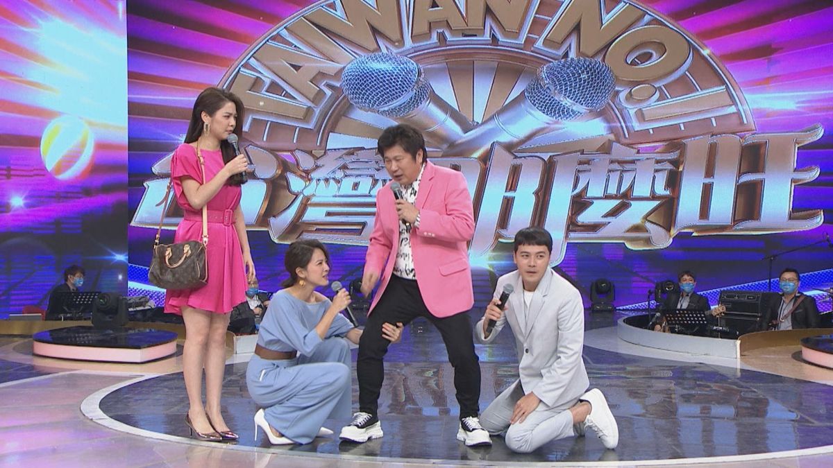 ▲胡瓜（右二）當眾被蘇晏霈（左二）抱大腿。（圖／民視提供）