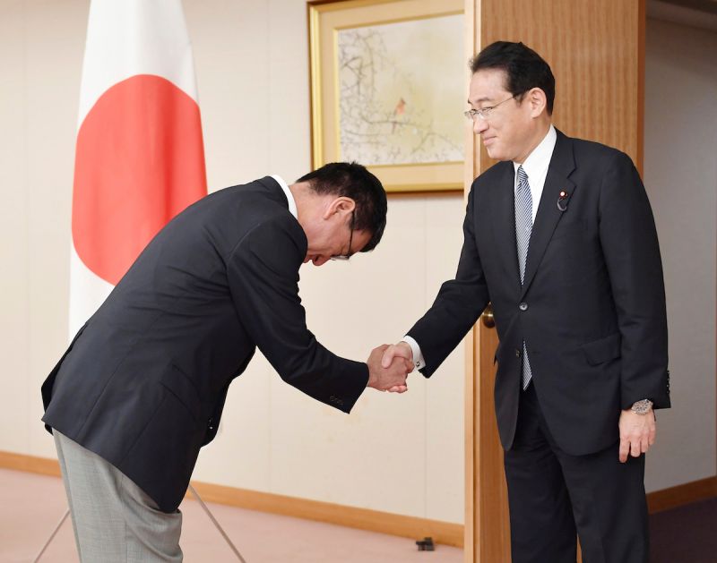 ▲圖為岸田文雄與前外相河野太郎進行交接。(圖/美聯社/達志影像)