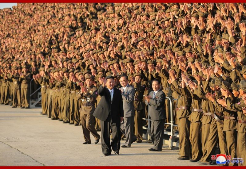 ▲熟悉北韓事務的專家認為，出席北韓建政73週年國慶閱兵大典的並非北韓領導人金正恩本人，而是替身。（圖／翻攝自《北韓中央通訊社》）