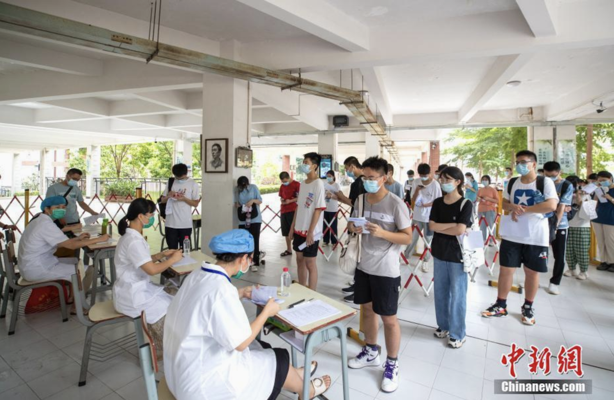 ▲中國福建省莆田市爆發COVID-19校園群聚疫情，截至11日已24人染疫，經快篩初判為Delta變異株。圖為7月30日，莆田啟動高中生集中接種疫苗。（圖／翻攝自《中新社》）