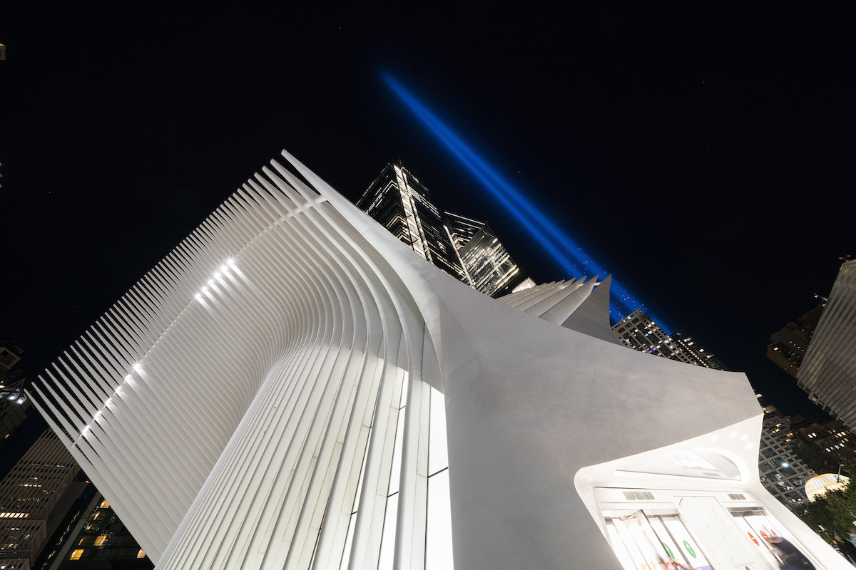 ▲911恐攻20週年，當年被客機撞毀的紐約世界貿易中心原址點亮藍光，紀念美國史上最黑暗的一天。（圖／美聯社／達志影像）