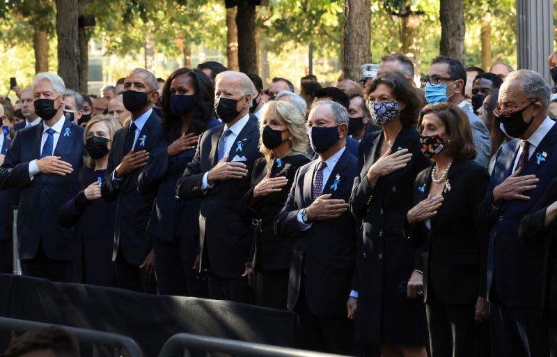 ▲美國總統拜登（左5）與第一夫人吉兒（左6）11日一早出席在紐約曼哈頓的911恐怖攻擊20週年悼念儀式，同場現身的還有前總統柯林頓（左1）與前第一夫人希拉蕊（左2）、前總統歐巴馬（左3）與前第一夫人蜜雪兒（左4）。（圖／美聯社／達志影像）