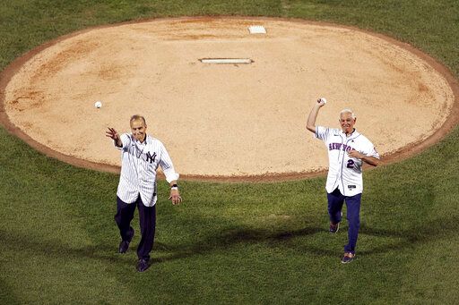 ▲前洋基總教練Joe Torre,  與大都會總教練Bobby Valentine 開球。（圖／美聯社／達志影像）