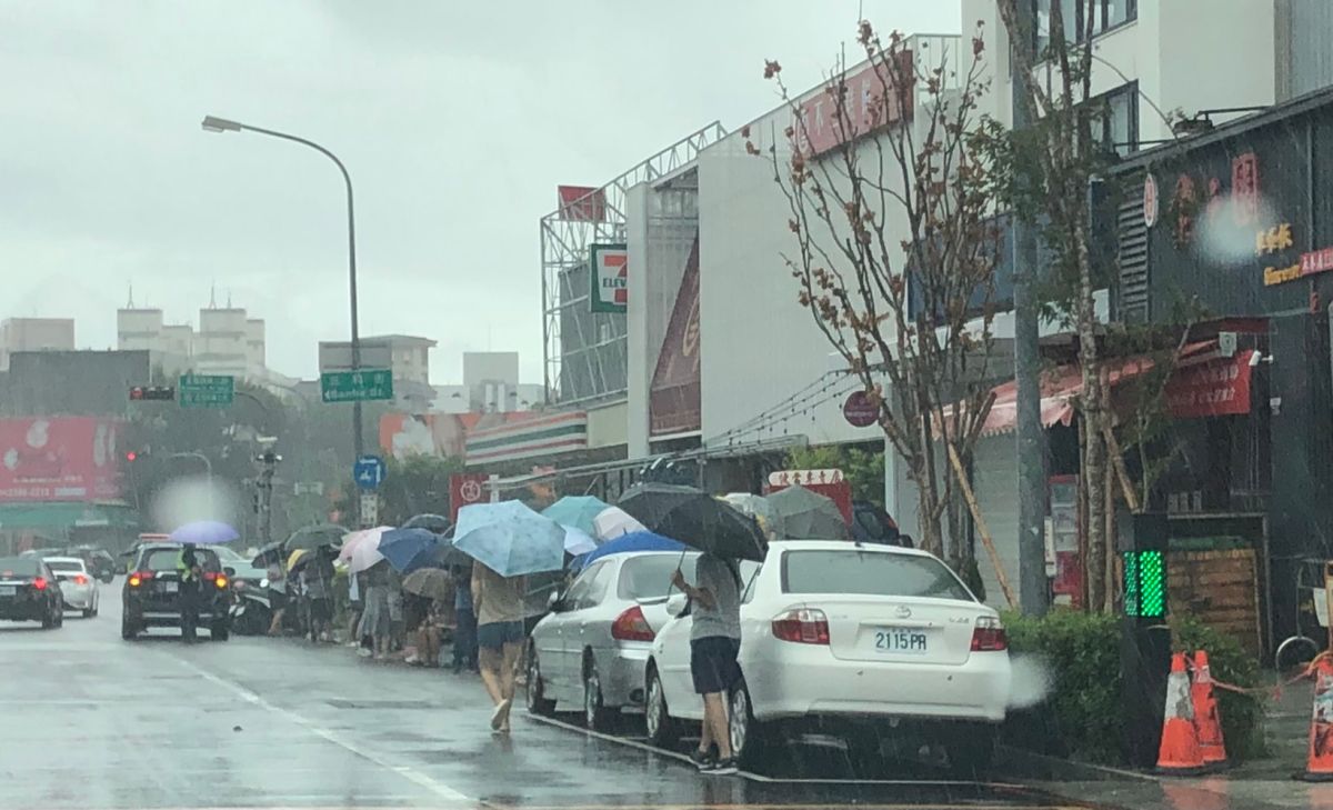 ▲台中「不二糕餅蛋黃酥」下午2點才開放現場購買，下雨天現場竟己大排長龍，影響周邊交通，第四警分局黎明派出所依法到場勸導(圖／柳榮俊攝2021.9.12)