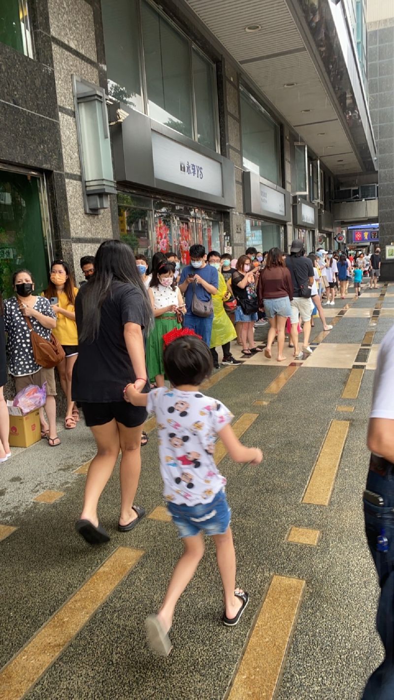 ▲台中「佳茂學士會館」火警,住戶驚恐疏散(圖/記者鄧力軍翻攝)