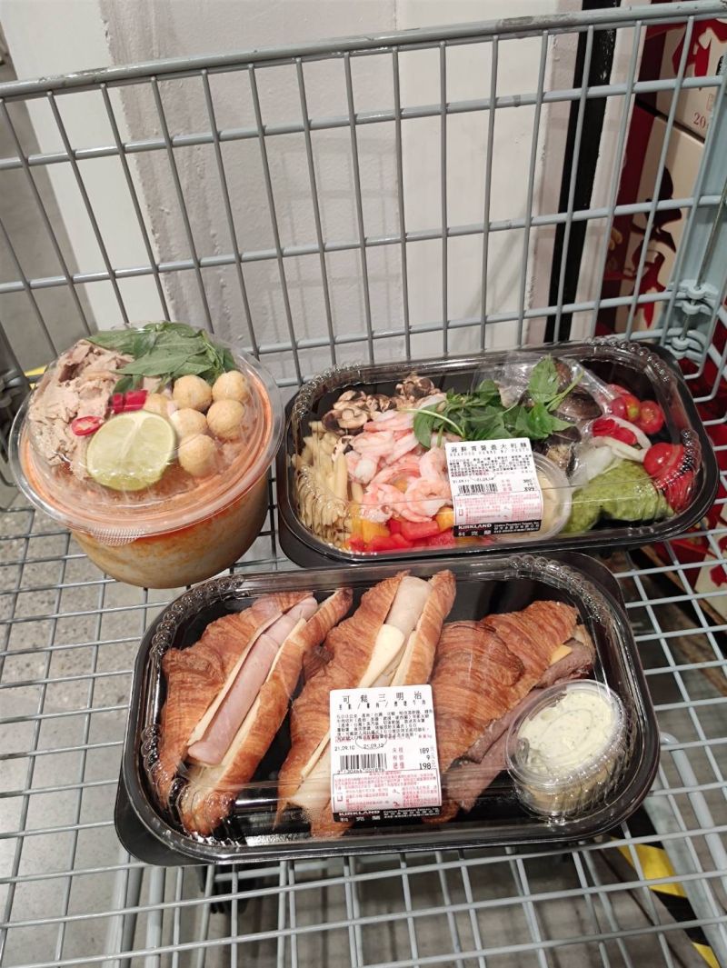 ▲人夫分享採買的防颱物資。(圖/翻攝Costco好市多