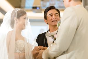 ▲吳宗憲(中)交出二女兒吳則含(左)的手給蔣豐蔚(右)。(圖/容易文創提供) ▲吳宗憲(中)交出二女兒吳則含(左)的手給蔣豐蔚(右)。(圖/容易文創提供)