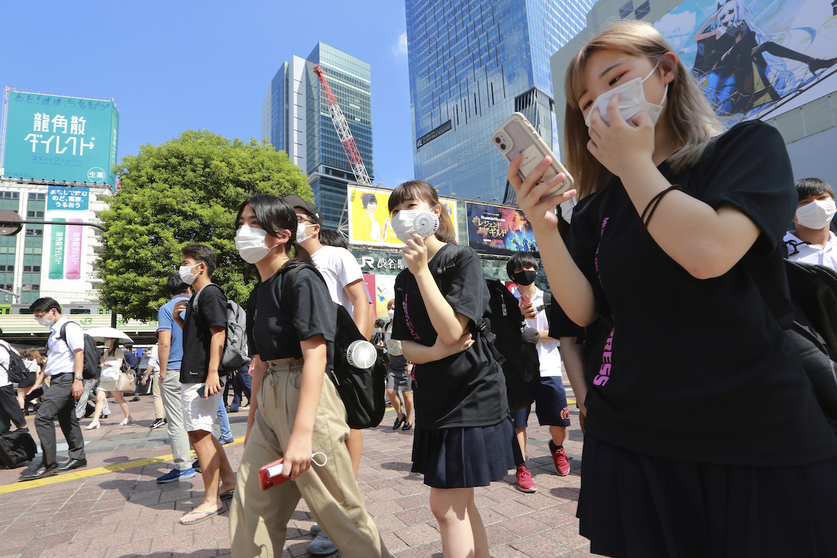 ▲日本東京都COVID-19（2019冠狀病毒疾病）疫情持續延燒，今天新增1萬1227例確診病例，是疫情爆發以來首度單日新增逾萬例，再創歷史新高紀錄。資料照。（圖／美聯社／達志影像）