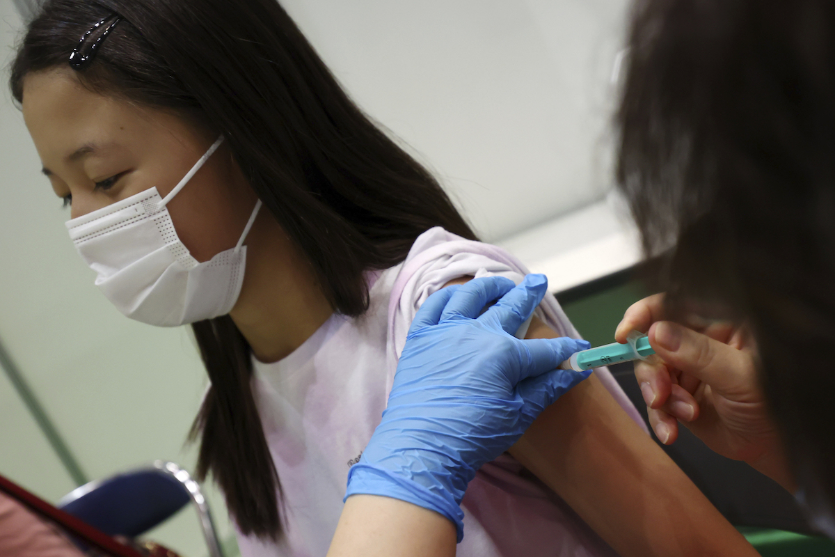 ▲日本目前開放12歲以上青少年施打輝瑞或莫德納的COVID-19疫苗。（圖／美聯社／達志影像）