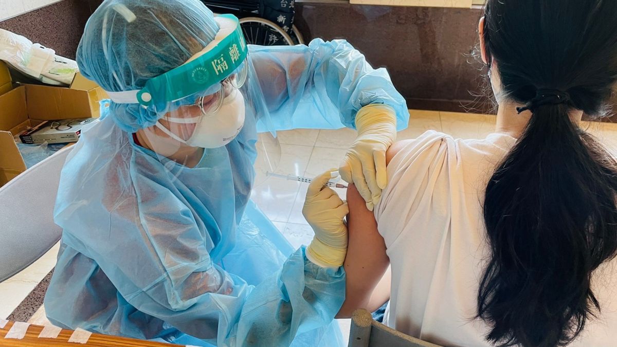 ▲中央今（13）日準備300劑的AZ疫苗，以專案的方式，幫板橋Delta群聚社區A棟民眾打疫苗。（圖／新北市政府衛生局提供）