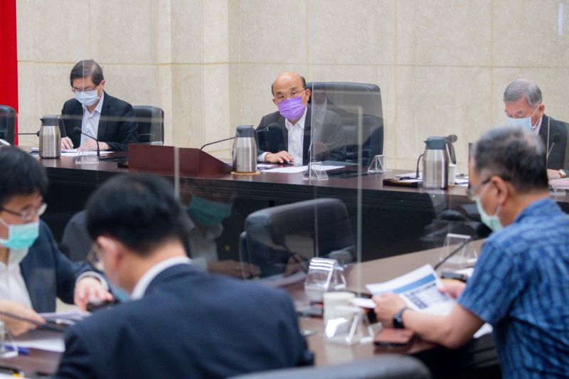 ▲行政院長蘇貞昌召開擴大防疫會議,會中建議指揮中心考量國人生活上及民眾生計上的便利性,適度鬆綁相關指引規範。(圖/行政院提供)