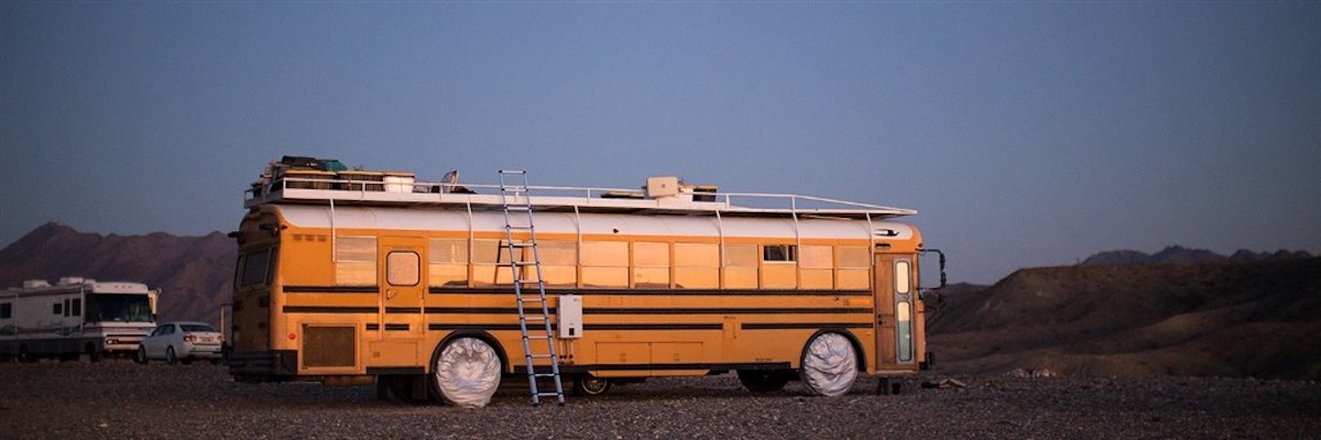 ▲風災、野火等氣候危機引發人們對固定房宅的重新思考，美國有人住在舊校車改成的住所，四處為家。（圖／翻攝自joephilipson推特）