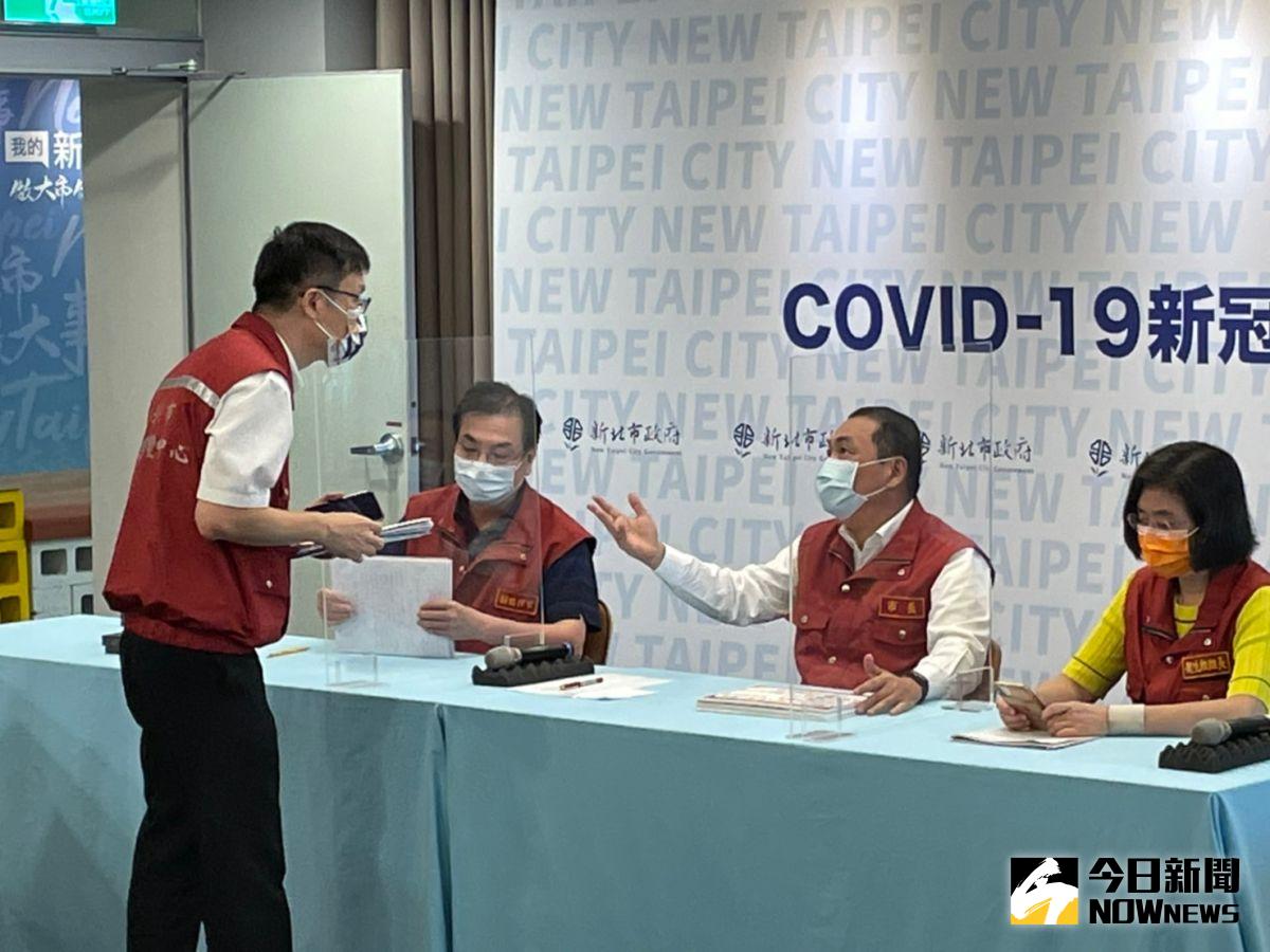 ▲新北市長侯友宜與教育局長張明文（站立者）討論校園BNT疫苗接種的流程。（圖／記者陳志仁攝，2021.09.13）