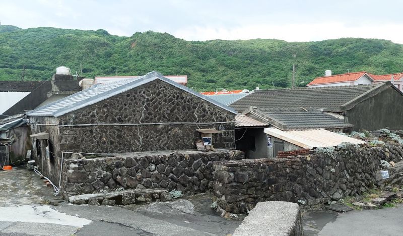 ▲「馬崗石砌屋建築在地記憶展覽—石至今日」以VR、空拍影片及聲景創作,建構馬崗漁村在。(圖/資料照片)