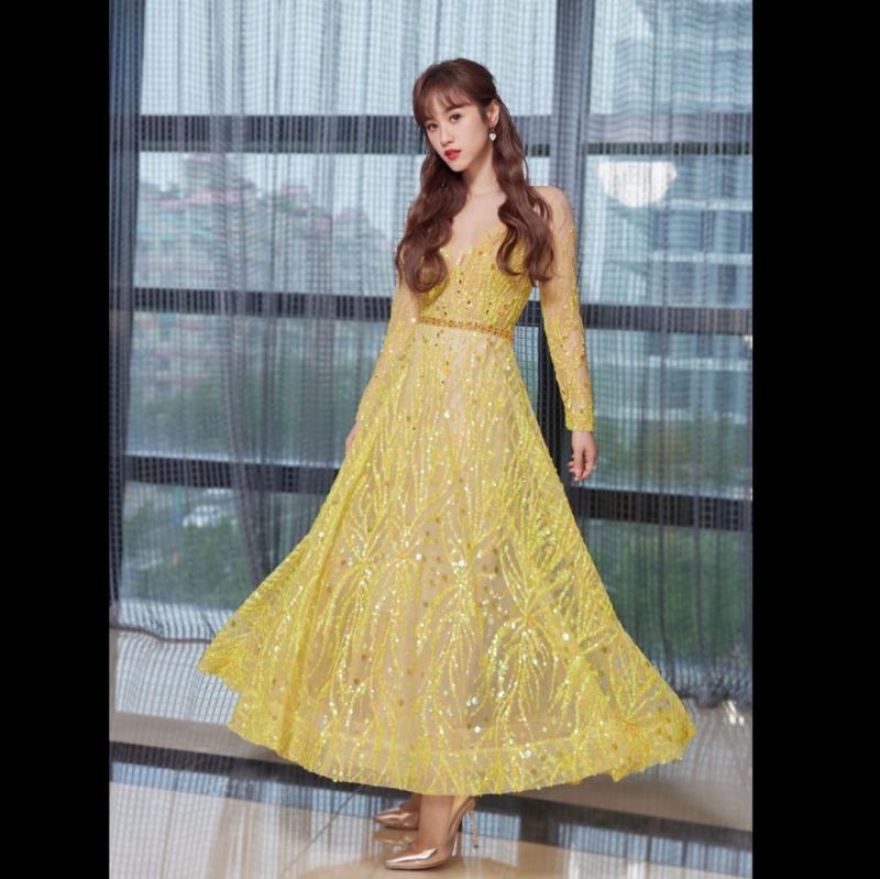 ▲吳姍儒身穿金黃色禮服出席妹妹婚禮。(圖/吳姍儒IG)