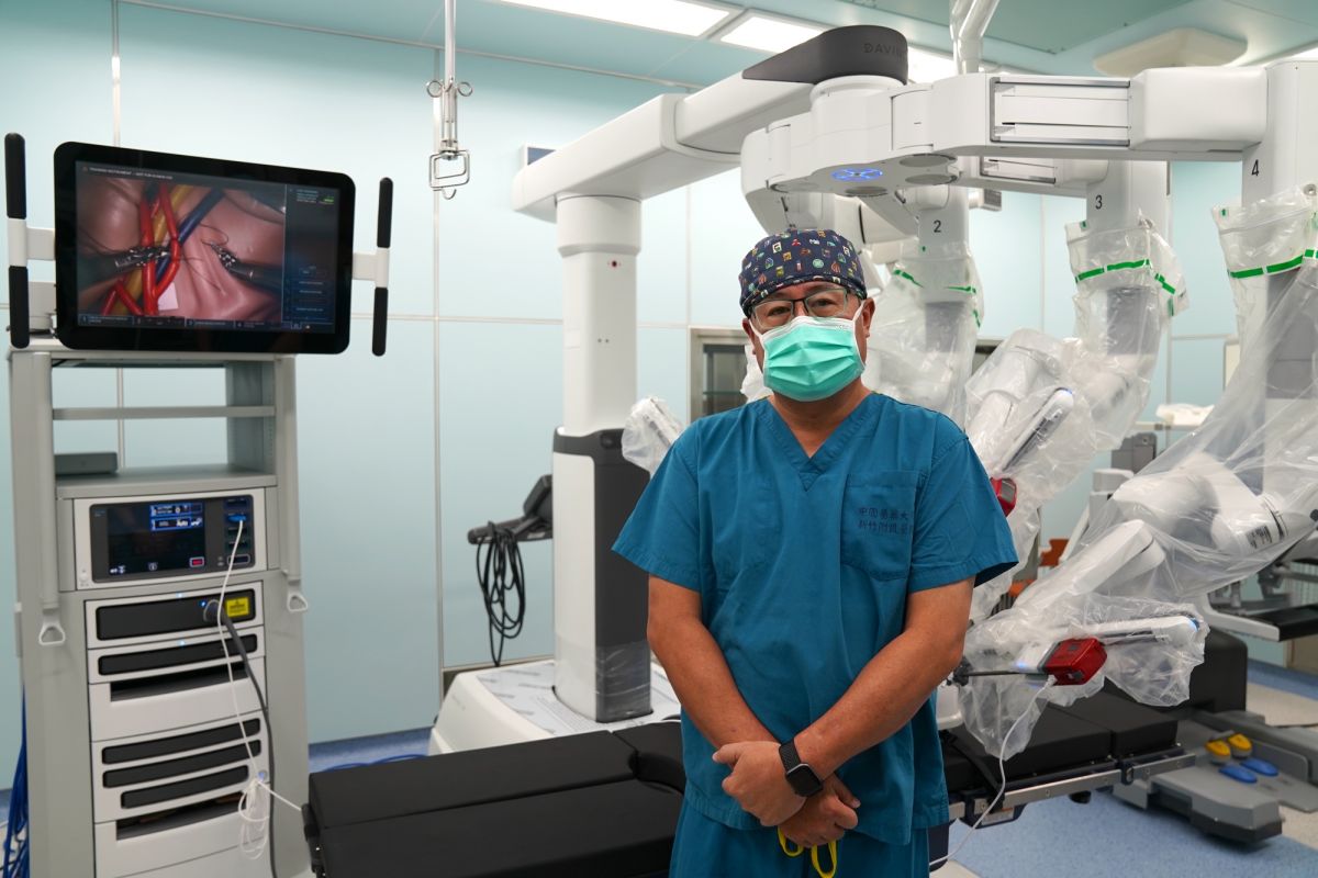 ▲中國醫藥大學新竹附設醫院院長陳自諒，為醫院引進第四代達文西手臂系統。（圖／中醫大新竹附醫提供）