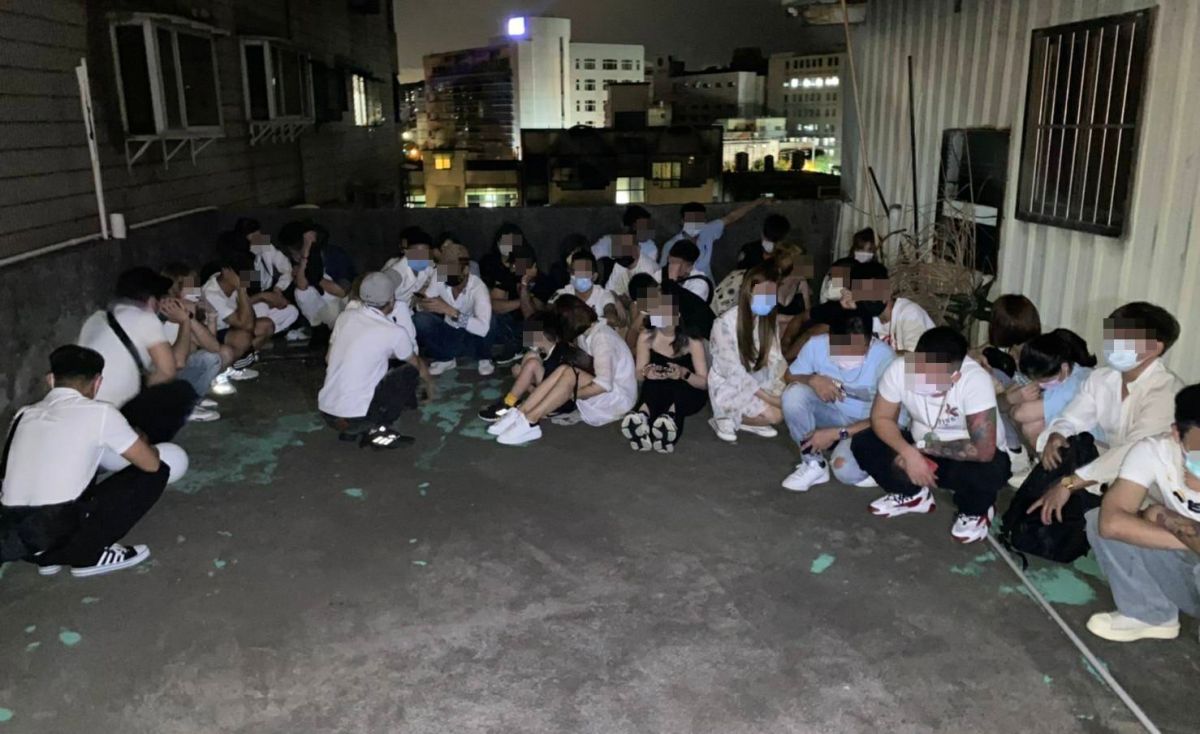 ▲桃園警方查獲外籍移工百人違規群聚宴會，50多人為躲避警方，躲在頂樓。（圖／桃園分局提供）