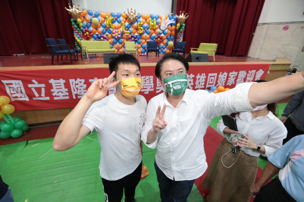 ▲東奧羽球男雙金牌選手之一的李洋，今（13）日與同是基隆高中校友的基隆市長林右昌，一起歡喜回「娘家」。（圖／基隆市政府提供）