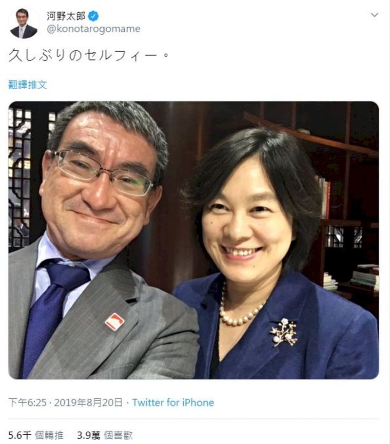 ▲圖為河野太郎2019年與中國外交部發言人華春瑩自拍。(圖/翻攝自推特)