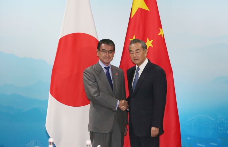 ▲圖為河野太郎擔任外長時,於2019年中日韓外長會與中國外長王毅會面。(圖/美聯社/達志影像)