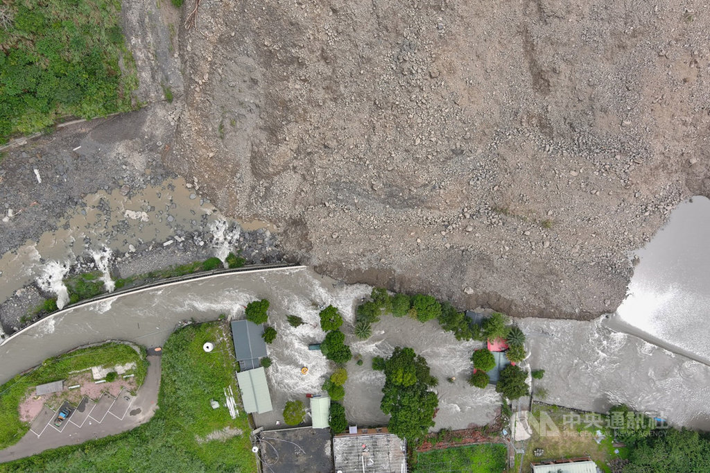 ▲新竹縣尖石鄉秀巒村白石溪右岸13日邊坡崩塌，縣府宣布，坍方處為秀巒國小後方山坡，為確保安全，秀巒國小14日停課。（圖/中央社）