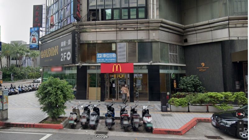 ▲台北市衛生局14日表示，麥當勞確診員工可能接觸者PCR均為陰性。（圖／翻攝自Google街景）