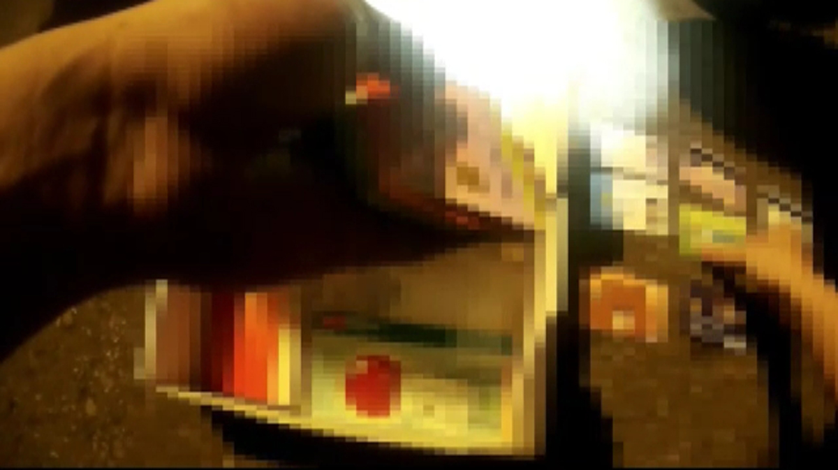 ▲詐騙車手撞車遭員警盤查，竟查出車上有大量提款卡。（圖／桃園分局提供）