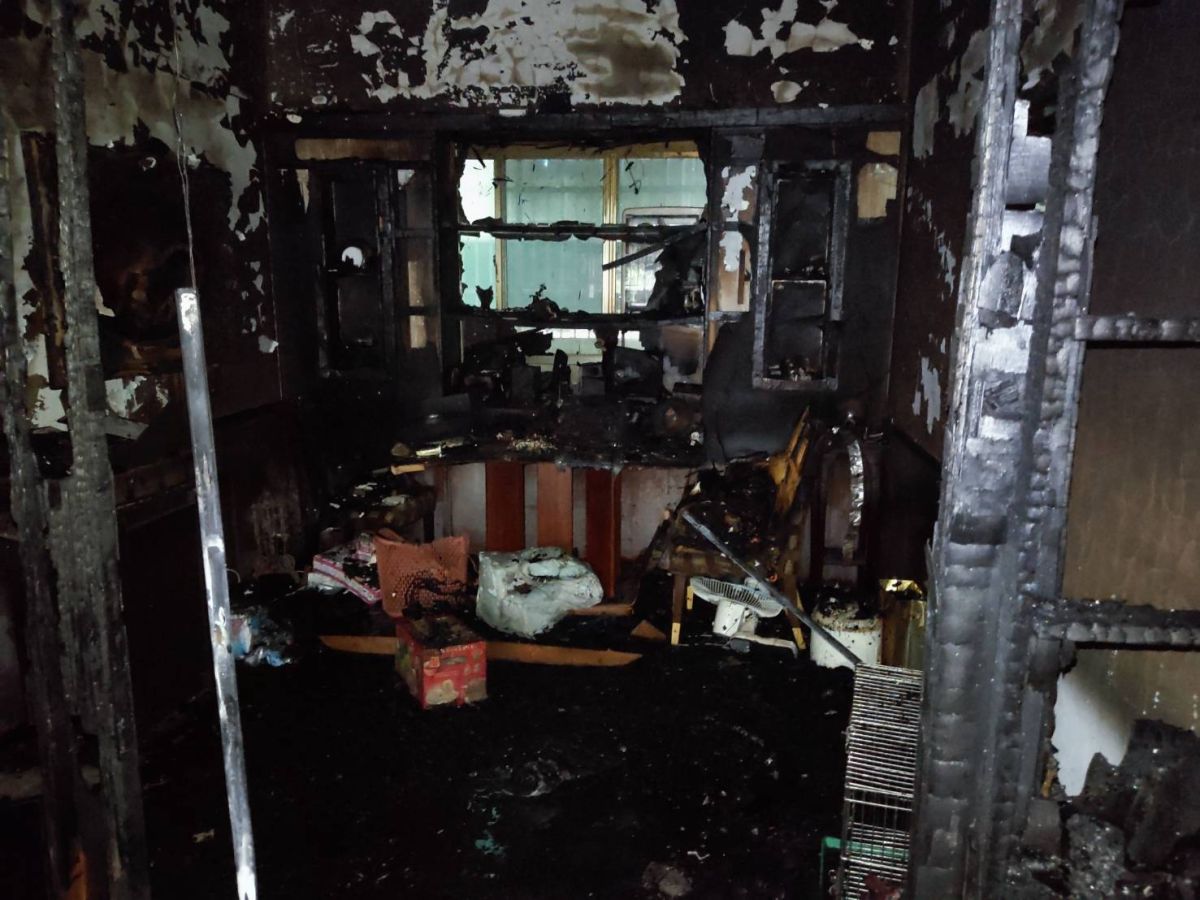 ▲屋內被燒得滿目瘡痍。（圖／翻攝畫面）