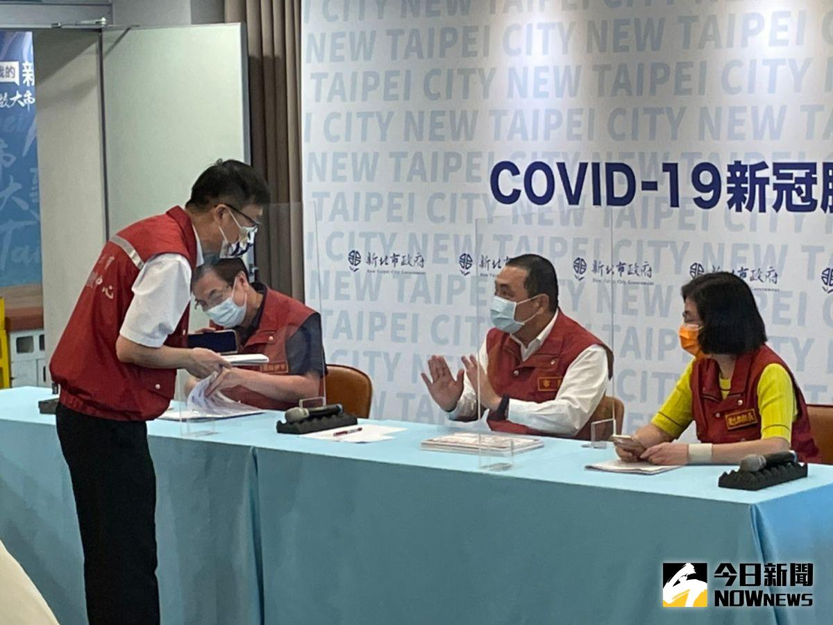 ▲新北市長侯友宜與教育局長張明文（站立者）研議17萬的國高中生集中接種疫苗後，全校採線上授課2天的事宜。（圖／記者陳志仁攝）