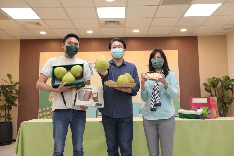 ▲林右昌與產業發展處長黃健峰(左)、觀光及城市行銷處長曾姿雯(右)一起促銷基隆柚。(圖/基隆市政府提供)