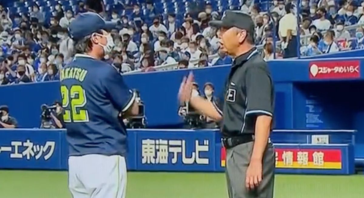 ▲養樂多監督高津臣吾抗議。（圖／取自Jsports2)