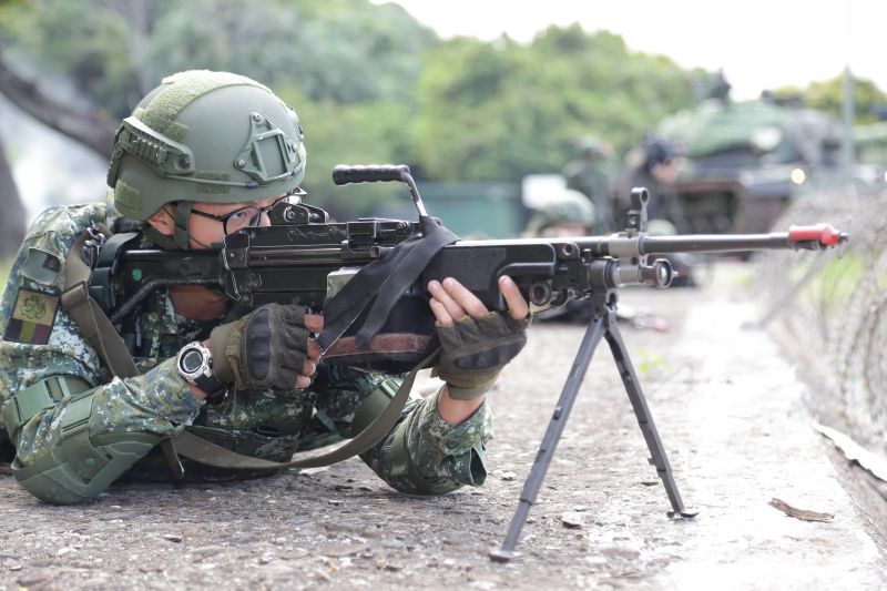 ▲漢光37號演習,陸軍關指部聯兵一營官兵持Minimi班用機槍,模擬向敵船團實施攻擊。(圖/軍聞社提供)