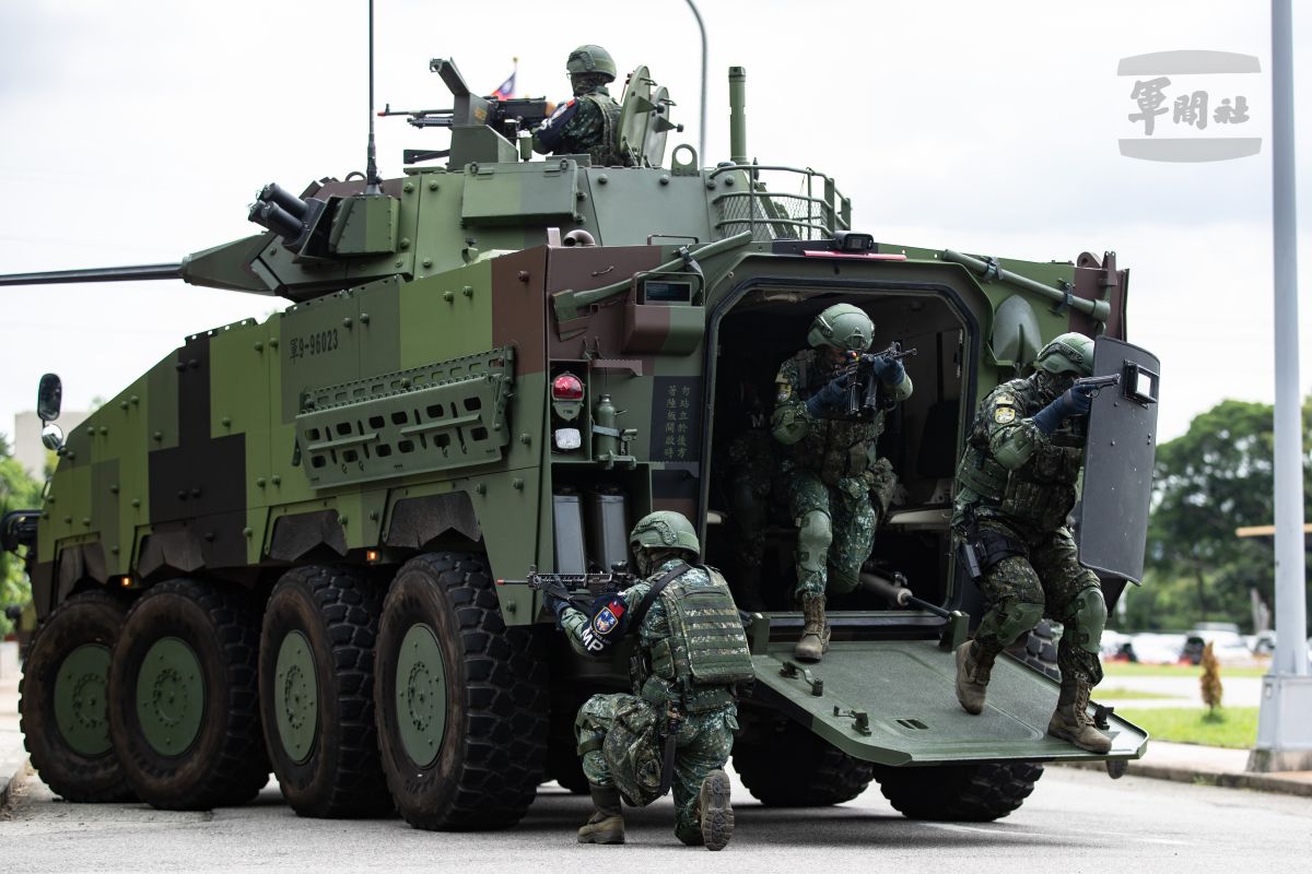 ▲漢光37號實兵演習，憲兵202指揮部實施「國家關鍵基礎設施防護演練」，CM34 30公釐鏈砲雲豹甲車搭載憲兵準備下車戰鬥，掃蕩突入敵特攻人員。（圖／軍聞社提供）