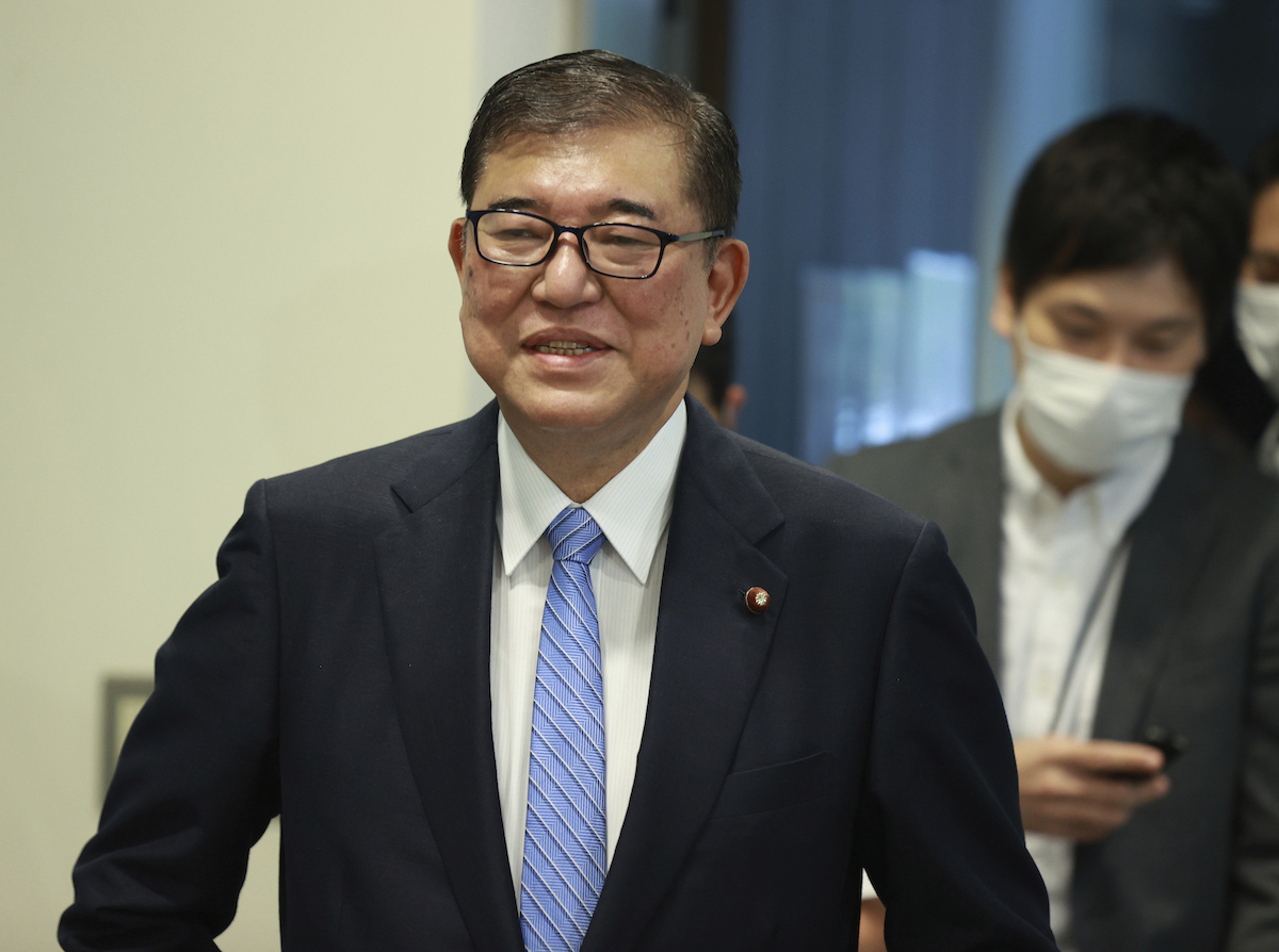 ▲將決定日本新任首相人選的自民黨總裁選戰態勢漸明朗，擁有高民調的前幹事長石破茂表態支持行政改革擔當大臣河野太郎，這把「雙面刃」恐讓河野與前首相安倍晉三等人心生嫌隙。資料照。（圖／美聯社／達志影像）