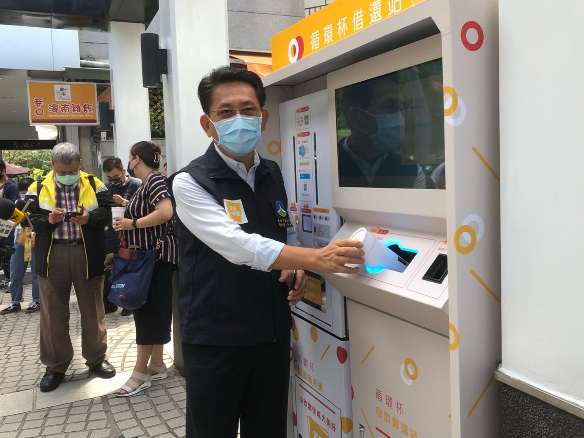 ▲台南市環保局長謝世傑示範如何操作循環杯借還機（圖／記者陳諭申攝，2021,09,14）
