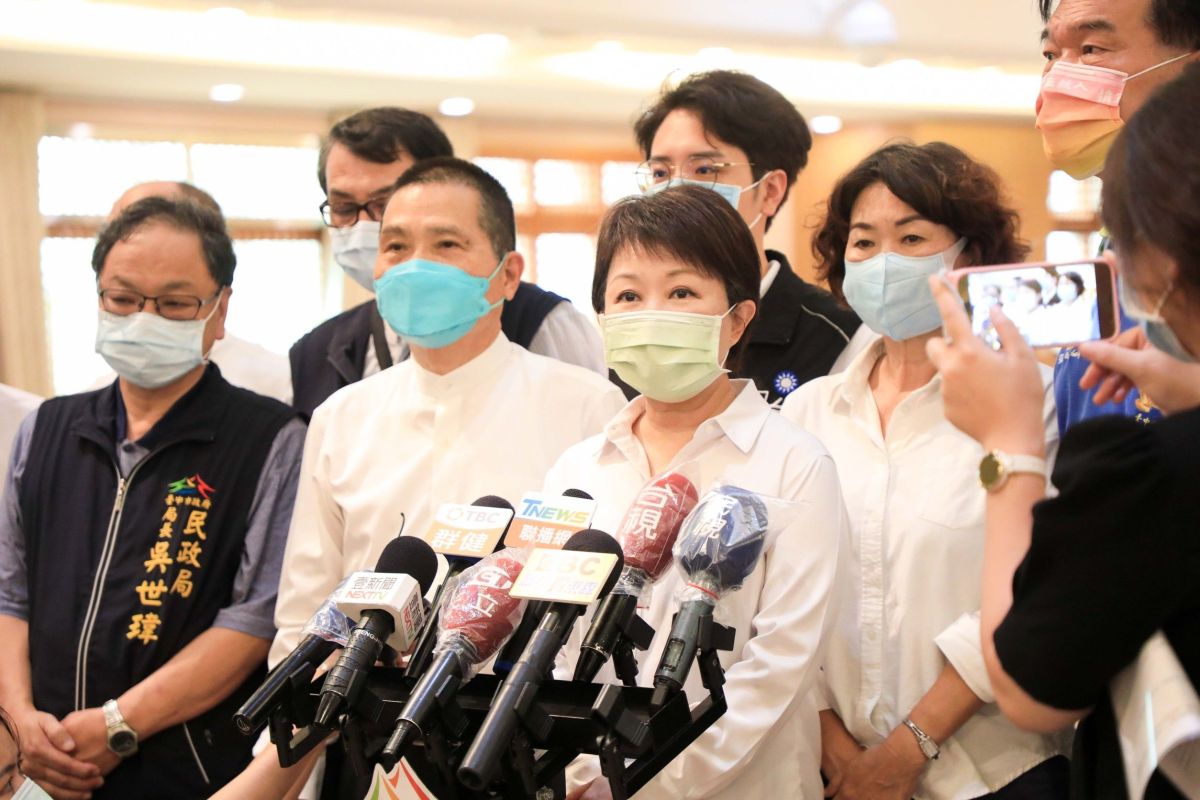 ▲市長盧秀燕今日前往快打站之一的太平區崇正寶宮關心準備情形，感謝地方團體齊心抗疫。（圖／市府提供）