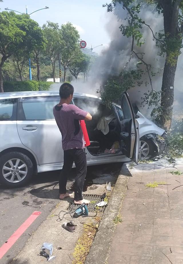 ▲現場有熱心民眾葉先生,看到車禍意外發生,也立刻到附近客戶處拿來滅火器協助滅火救人。(圖/翻攝臉書社團「楊梅人」)