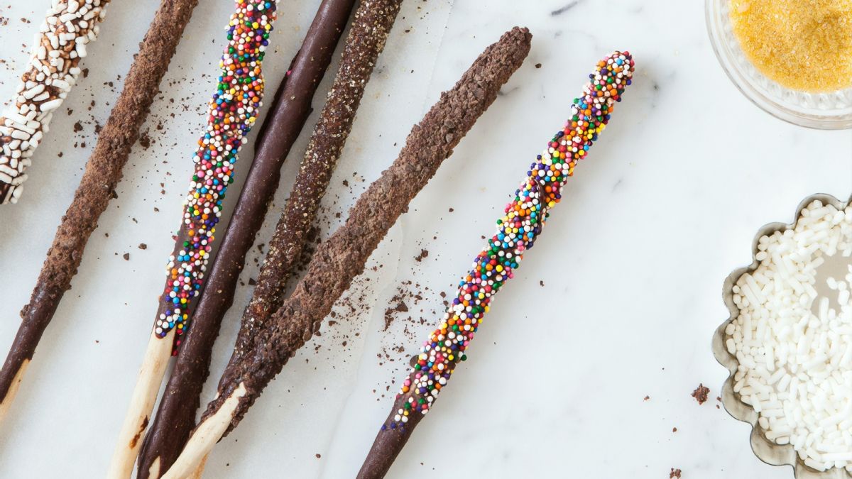 ▲有網友分享，他在吃巧克力棒時，好奇比對包裝，眼前一幕竟讓他當場傻眼。（圖／翻攝自Unsplash@americanheritagechocolate）