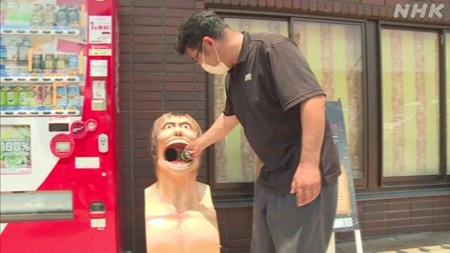 ▲日本民間團體為呼籲民眾做好垃圾分類，在JR大分站外設置一個人氣漫畫「進擊的巨人」中巨人張口造型垃圾桶。（圖／翻攝自《NHK》）