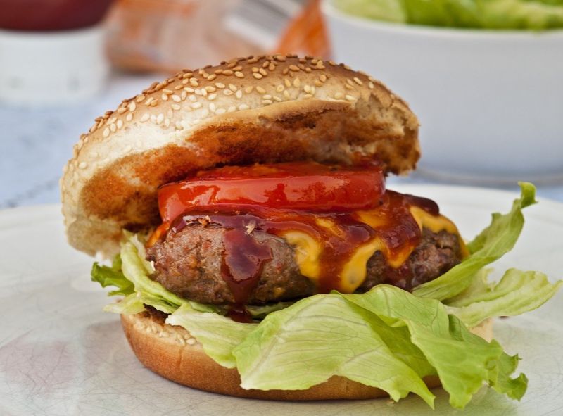 ▲有網友在PTT提問「好吃的漢堡定義是啥？」問題釣出一名老饕分析點出「3標準」，認為缺一不可。（圖／取自pixabay）